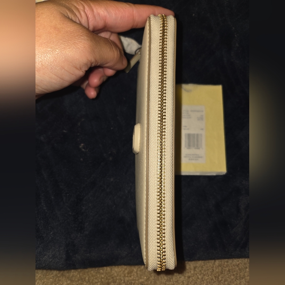The Covered Marc Jacob Continental Wallet - Picture 4 of 4